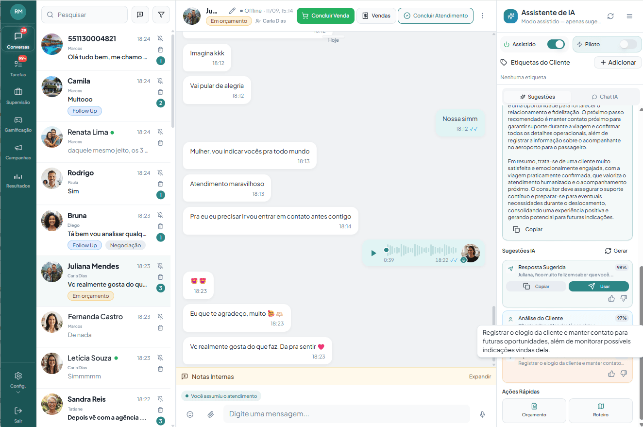 Tela do Agente Mais com a lista de conversas do WhatsApp e o painel de sugestões ao lado